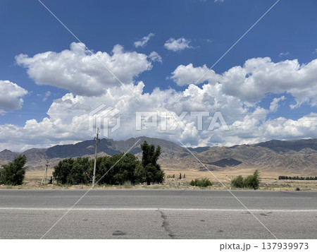 《キルギス》田舎道 137939973