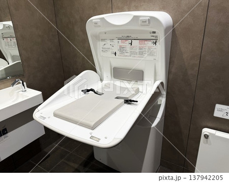 多目的トイレに整備されたベビーベッド 137942205