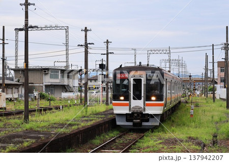 松阪駅にやってくる伊勢志摩と名古屋を結ぶ関西本線の列車 137942207