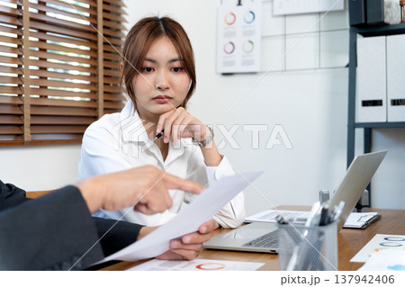 marketing or admin trainee is paying attention coaching from boss marketing or admin trainee is paying attention coaching from boss 137942406