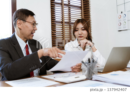 marketing or admin trainee is paying attention coaching from boss marketing or admin trainee is paying attention coaching from boss 137942407