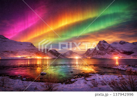 満月の夜はオーロラがダンスをしている 137942996