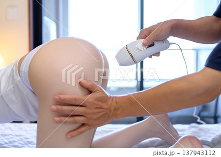 VIO脱毛をパートナー(彼氏、夫)に手伝ってもらう女性 四つんばい 家庭用脱毛器 VIO脱毛をパートナー(彼氏、夫)に手伝ってもらう女性 四つんばい 家庭用脱毛器 137943112