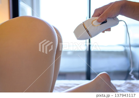 VIO脱毛をパートナー(彼氏、夫)に手伝ってもらう女性　四つんばい　家庭用脱毛器　 137943117