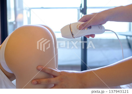 VIO脱毛をパートナー(彼氏、夫)に手伝ってもらう女性　四つんばい　家庭用脱毛器　トリミングアップ 137943121