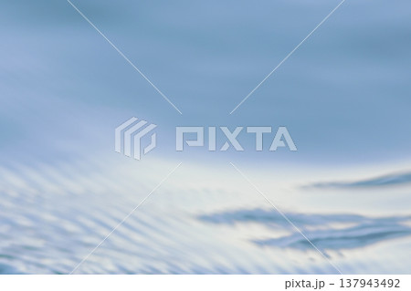 水面に浮かぶ波紋 137943492