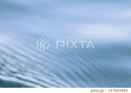 水面に浮かぶ波紋 水面に浮かぶ波紋 137943493