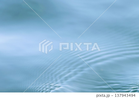 水面に浮かぶ波紋 水面に浮かぶ波紋 137943494