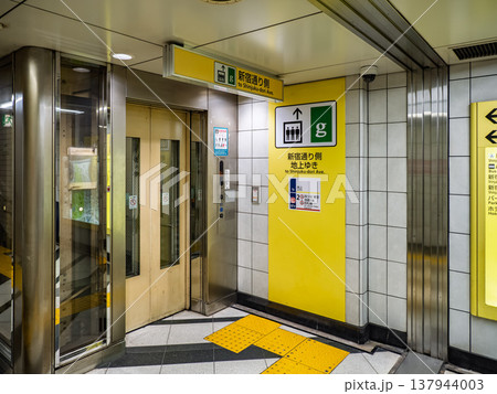 地下鉄駅に設置されたエレベーターと出口案内表示 地下鉄駅に設置されたエレベーターと出口案内表示 137944003