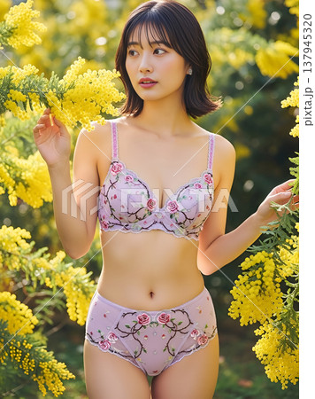 ミモザの植わっている庭園を下着姿で歩く女性 137945320