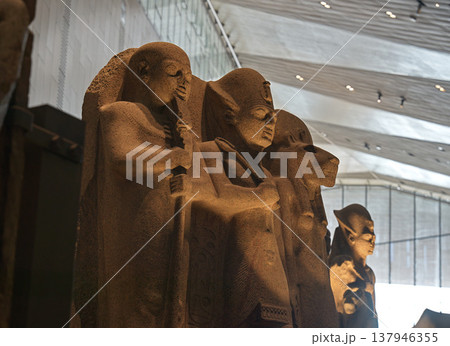 古代エジプトの神々と王を表した群像彫刻 137946355