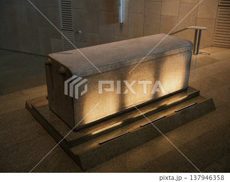 古代エジプトの花崗岩製石棺 137946358