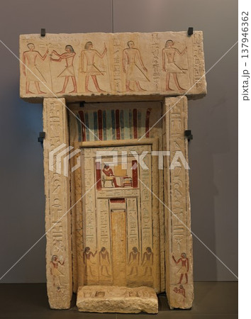ヒエログリフと人物像が描かれた古代エジプトの彩色偽扉碑 ヒエログリフと人物像が描かれた古代エジプトの彩色偽扉碑 137946362