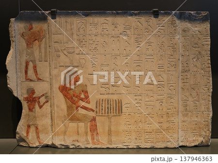 座像とヒエログリフが描かれた古代エジプトの彩色レリーフ碑 座像とヒエログリフが描かれた古代エジプトの彩色レリーフ碑 137946363