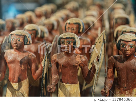 槍と盾を持つ古代エジプトの木製兵士像群 137946366