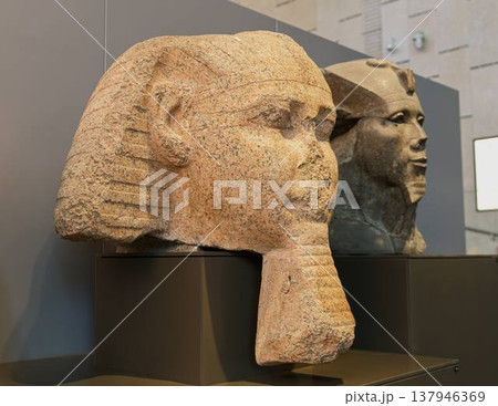 古代エジプトの花崗岩製ファラオ頭部彫刻 137946369