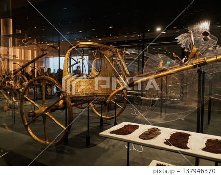 ツタンカーメンの黄金の儀式用戦車 ツタンカーメンの黄金の儀式用戦車 137946370