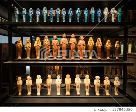 ツタンカーメンの副葬品に見られる素材違いのウシャブティ像の列 137946380