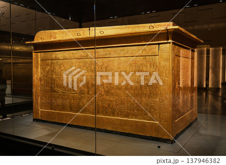 ヒエログリフで覆われた大型の金彩棺、ツタンカーメンの埋葬用具の一部 137946382