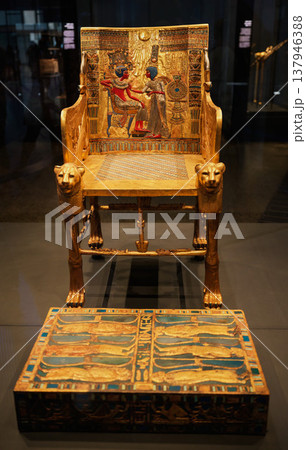王と王妃の親密な場面が描かれた儀礼用の椅子、ツタンカーメンの副葬品 137946388