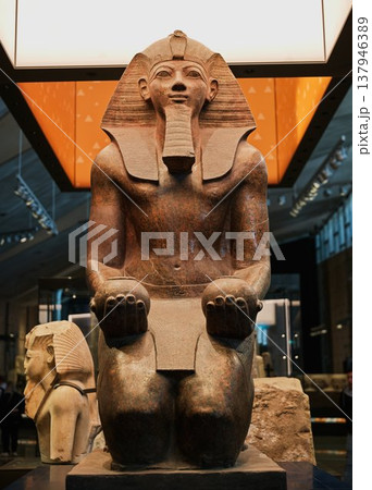 供物を捧げる手の姿勢をした座像のファラオ像 供物を捧げる手の姿勢をした座像のファラオ像 137946389