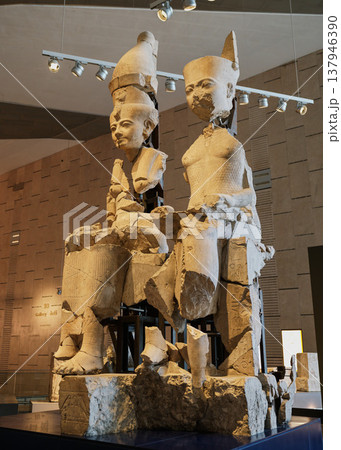 修復され展示された王族の対となる座像断片 137946390
