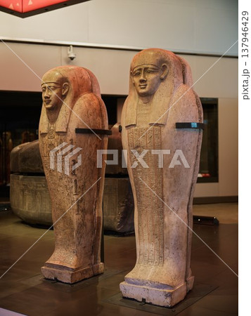 ヒエログリフが刻まれた古代エジプトの人型石棺 ヒエログリフが刻まれた古代エジプトの人型石棺 137946429