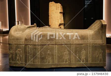 神々と象形文字が帯状に刻まれた古代エジプトの石棺 神々と象形文字が帯状に刻まれた古代エジプトの石棺 137946430