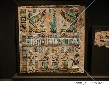 彩色装飾が施された古代エジプトの神々を描く浮彫パネル 137946432