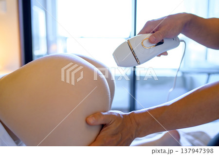 VIO脱毛をパートナー(彼氏、夫)に手伝ってもらう女性 四つんばい 家庭用脱毛器 VIO脱毛をパートナー(彼氏、夫)に手伝ってもらう女性 四つんばい 家庭用脱毛器 137947398