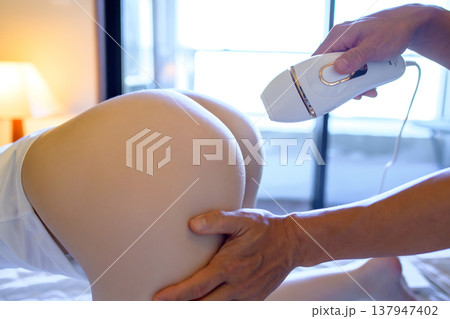 VIO脱毛をパートナー(彼氏、夫)に手伝ってもらう女性 四つんばい 家庭用脱毛器 VIO脱毛をパートナー(彼氏、夫)に手伝ってもらう女性 四つんばい 家庭用脱毛器 137947402