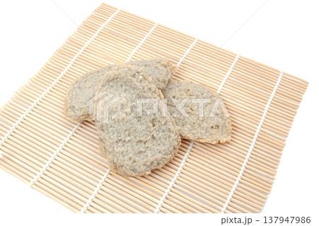 昔ながらの石臼挽き製法の、じゃこ天 137947986