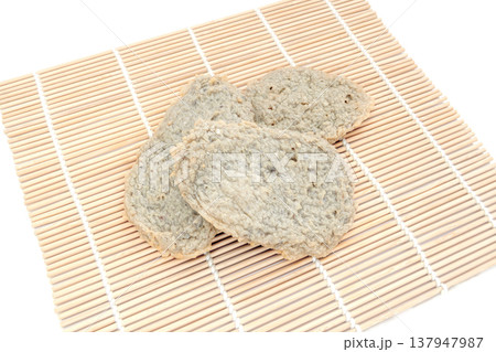 昔ながらの石臼挽き製法の、じゃこ天 137947987
