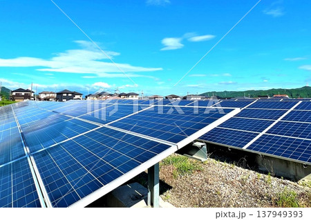 豊かな自然と共存する太陽光発電所 再生可能エネルギーのイメージ 137949393