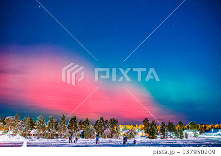 赤と青のオーロラ 137950209