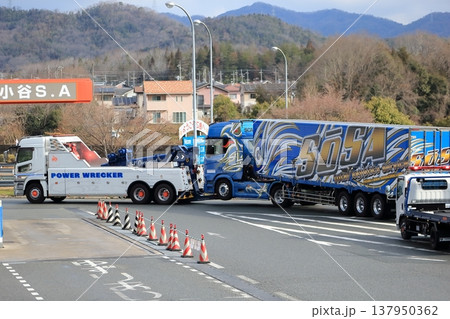 大型レッカー車 137950362