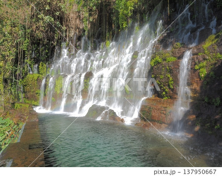 岩の隙間から吹き出る滝 エルサルバドルにて 岩の隙間から吹き出る滝 エルサルバドルにて 137950667