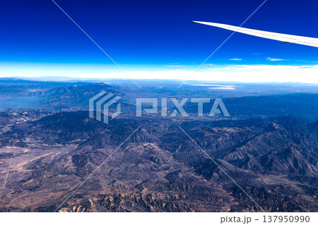 飛行機・空・翼のイメージ　アメリカ西海岸上空 137950990