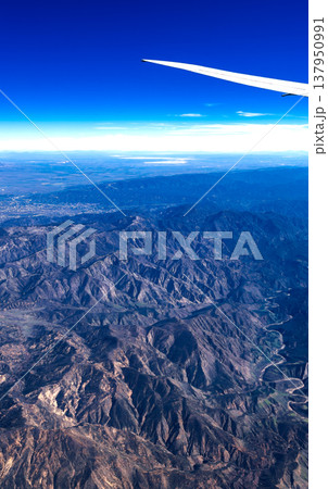 飛行機・空・翼のイメージ　アメリカ西海岸上空 137950991