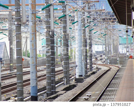 交差する架線と鉄道線路 137951027