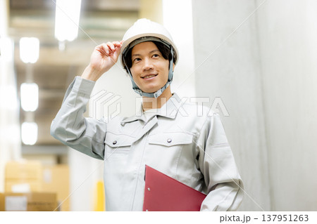 作業服を着たビジネスマン 作業服を着たビジネスマン 137951263