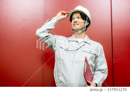 作業服を着たビジネスマン 137951270