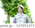 屋外　作業着の男性 137951273