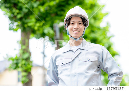 屋外　作業着の男性 137951274