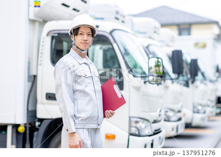 トラックの点検をやる作業員 137951276
