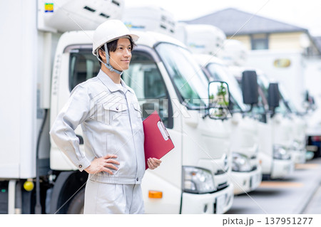 トラックの点検をやる作業員 137951277