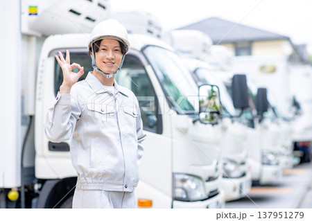 トラックの点検をやる作業員 137951279