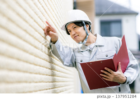 作業着の男性　外壁点検 137951284