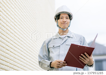 作業着の男性　外壁点検 137951285