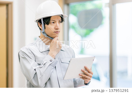 作業服を着た若い男性 137951291